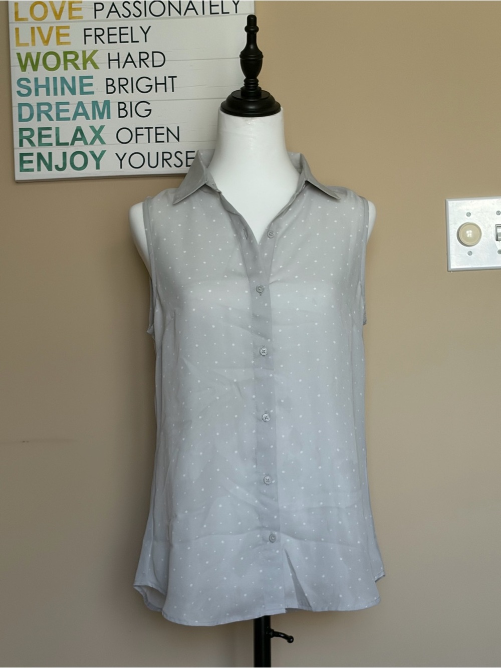 Sleeveless Collared Button-Front Top in Light Gray with Subtle Dot Print